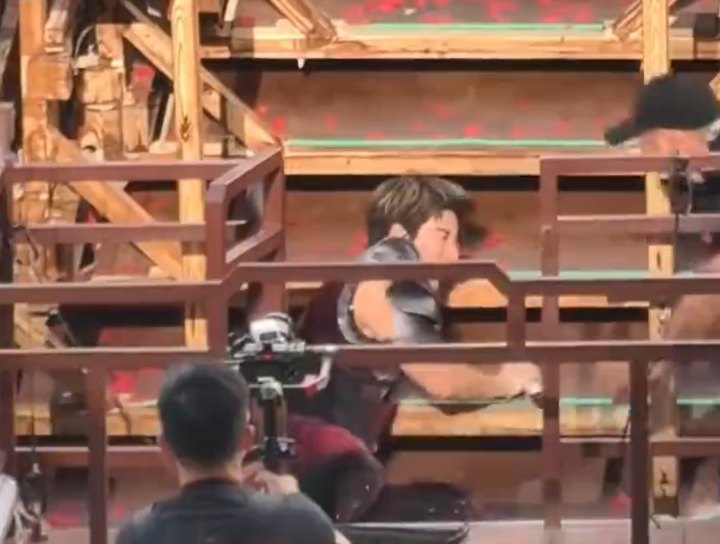 演唱会突然摔倒，王力宏缝了39针！本人回应：脚被钢丝卷到，头撞上舞台边缘，外耳软骨被撞碎，流了很多血！相关责任人被调查